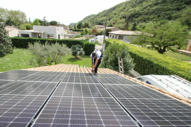 panneaux-solaires-eco-habitat Découvrez comment les panneaux solaires peuvent transformer votre copropriété en éco-habitat rentable !