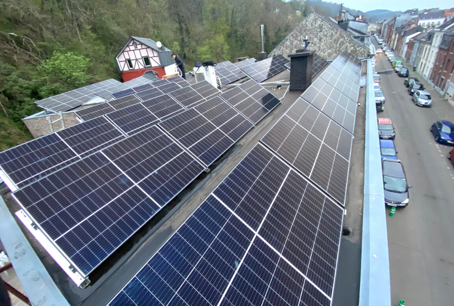 panneaux-solaires-eco-habitat Découvrez comment les panneaux solaires peuvent transformer votre copropriété en éco-habitat rentable !