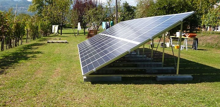 panneaux-solaires-jardin Découvrez comment des panneaux solaires dans votre jardin peuvent transformer votre facture d'électricité !