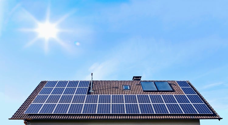 panneaux-solaires-toiture-1 Découvrez comment l'intégration des panneaux solaires sur votre toiture peut transformer votre maison en une centrale énergétique
