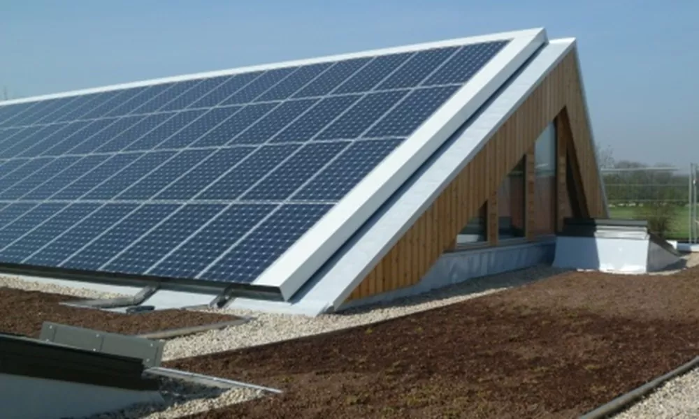 panneaux-solaires-toiture Découvrez comment l'intégration des panneaux solaires sur votre toiture peut transformer votre maison en une centrale énergétique
