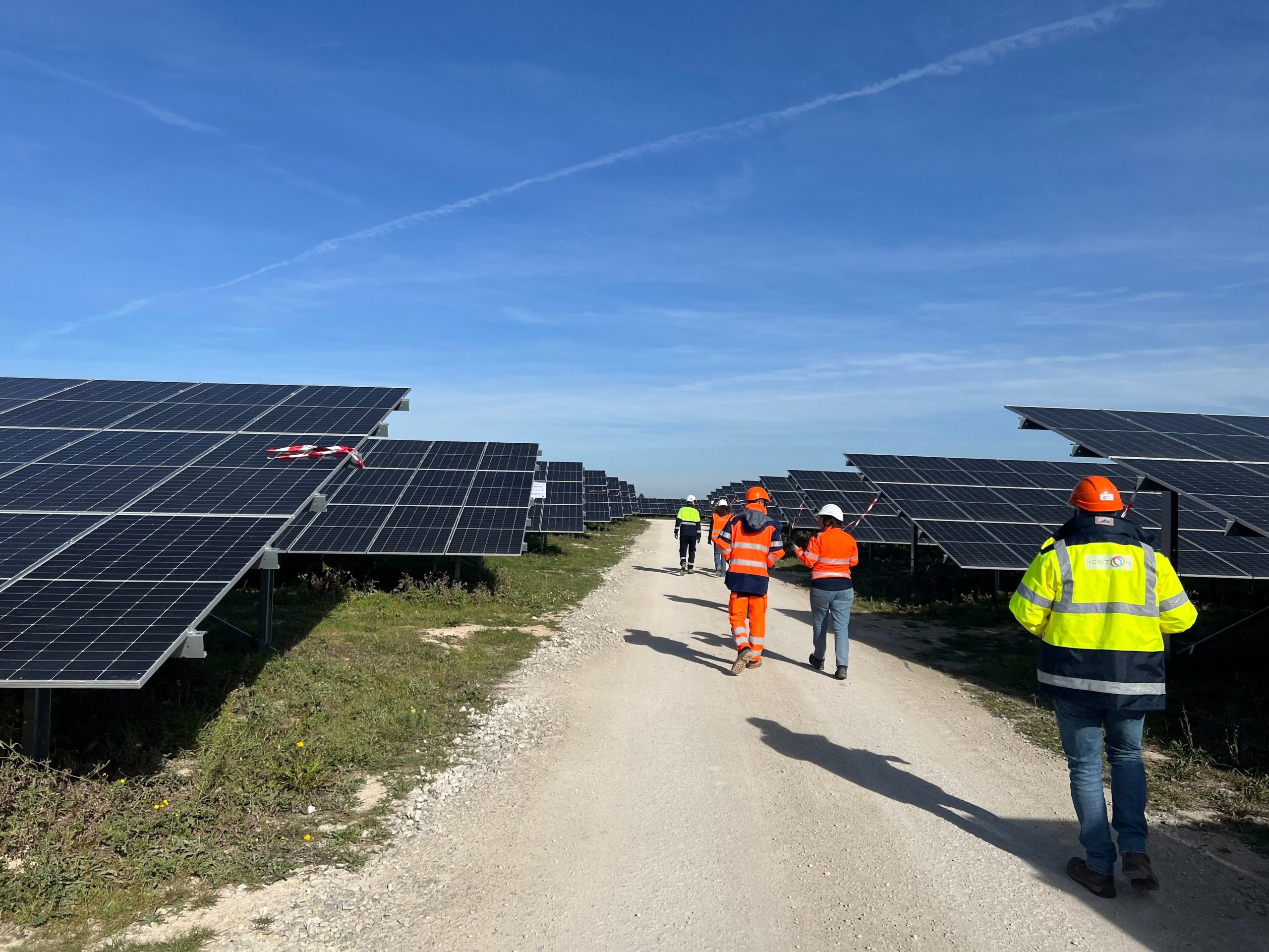 panneaux-solaires-transformation-4-scaled Découvrez comment ces panneaux solaires transforment complètement votre maison !