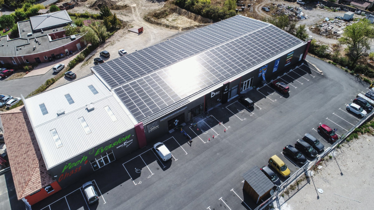 photovoltaique-commercial Installation photovoltaïque sur toiture : un atout pour les bâtiments commerciaux
