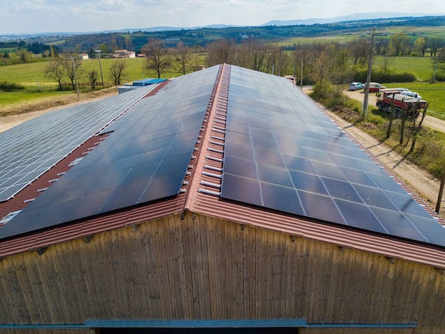 photovoltaique-rentable-toiture-1 Installation photovoltaïque surimposée : un choix rentable pour votre toiture