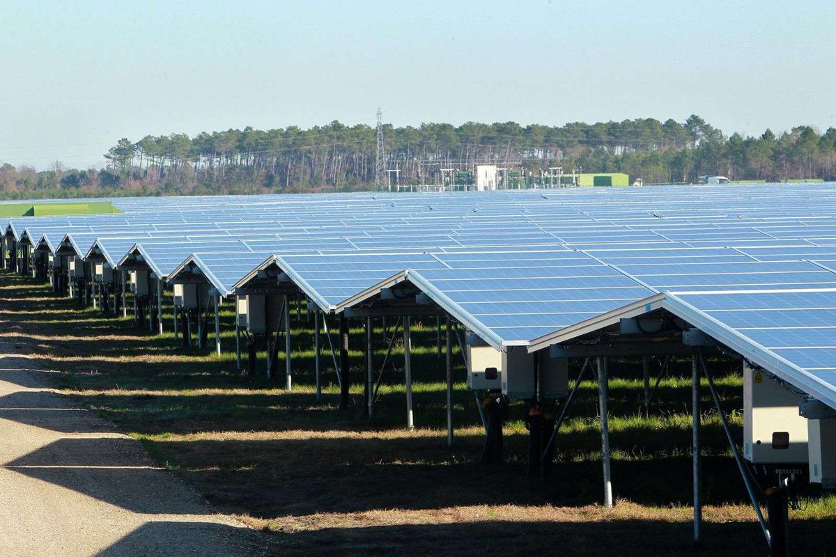 photovoltaique-toit-est-ouest-1 Maximisez votre énergie : installation photovoltaïque sur un toit orienté est-ouest