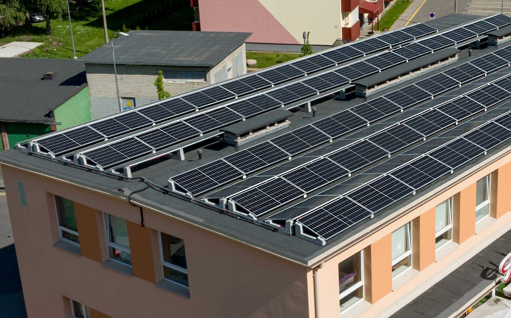 photovoltaique-toit-est-ouest Maximisez votre énergie : installation photovoltaïque sur un toit orienté est-ouest