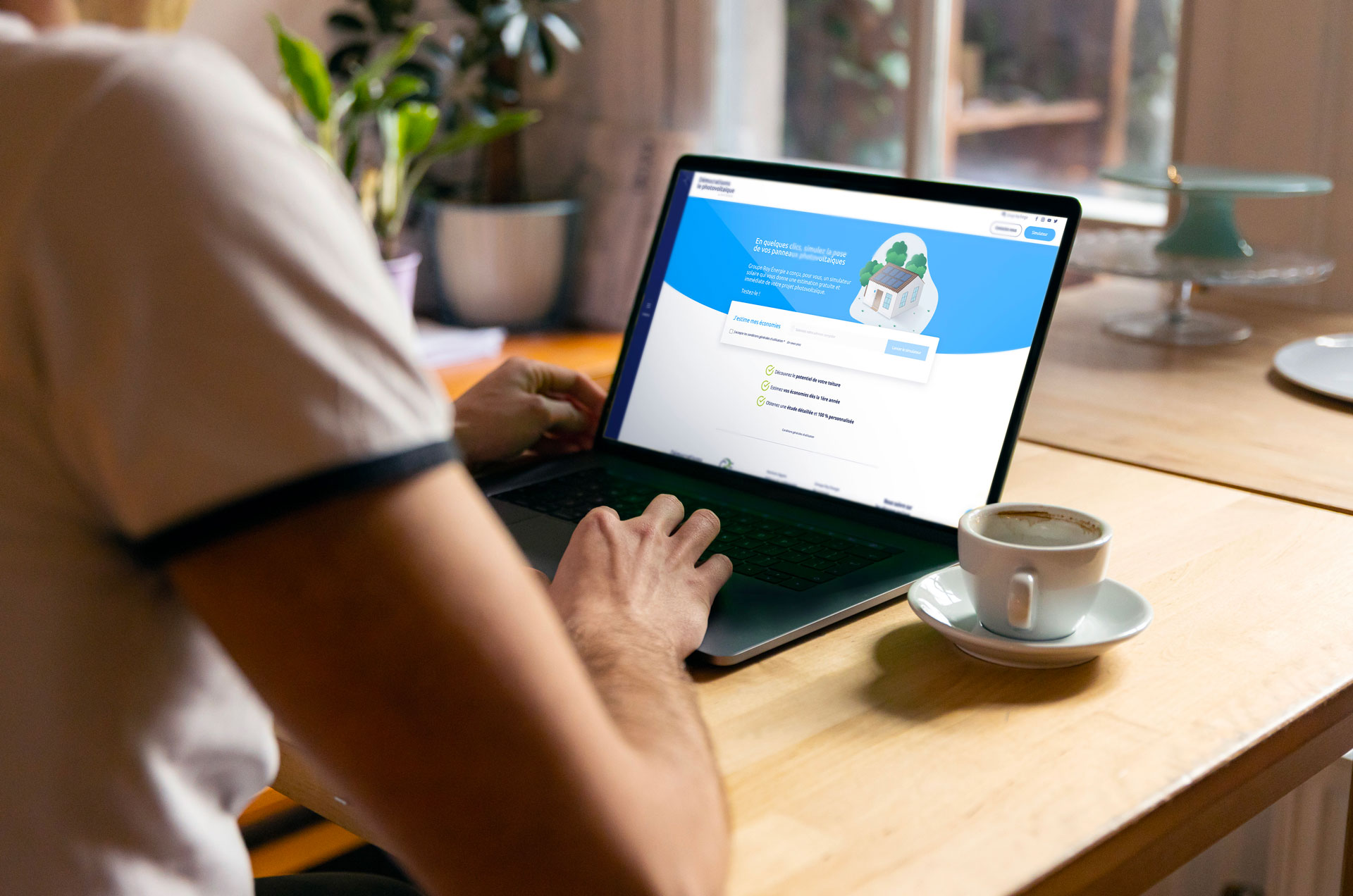 découvrez notre simulateur de panneau solaire, un outil interactif qui vous aide à estimer la production d'énergie solaire en fonction de votre emplacement, de votre consommation énergétique et des caractéristiques de votre toit. évaluez facilement les économies possibles et l'impact environnemental grâce à notre simulateur performant.