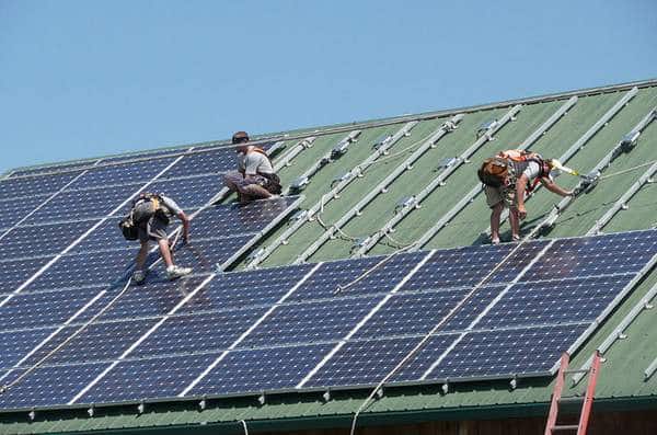 toit-photovoltaique-rentable-2 Location de toit pour installation photovoltaïque : un investissement rentable
