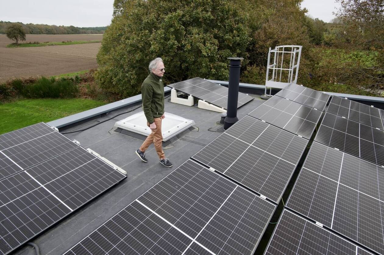 toit-plat-panneaux-solaires-facture-electricite-1 Découvrez comment un toit plat avec des panneaux solaires a transformé la facture d'électricité de cette famille!