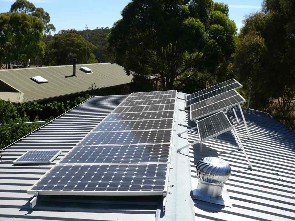 toit-plat-panneaux-solaires-facture-electricite-2 Découvrez comment un toit plat avec des panneaux solaires a transformé la facture d'électricité de cette famille!