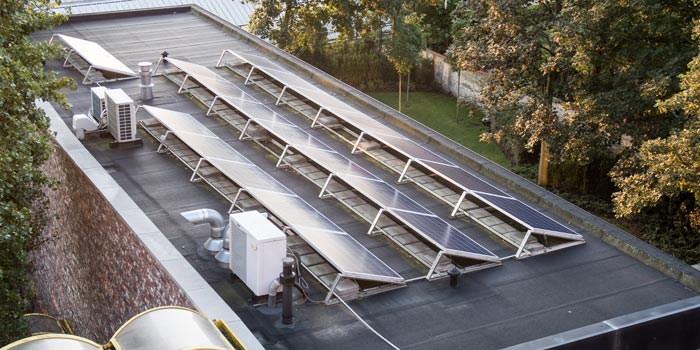 toit-plat-panneaux-solaires-facture-electricite Découvrez comment un toit plat avec des panneaux solaires a transformé la facture d'électricité de cette famille!