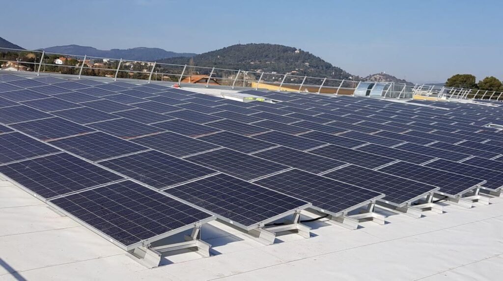toit-plat-photovoltaique-3 Découvrez comment transformer votre toit plat en source de revenus grâce au photovoltaïque !