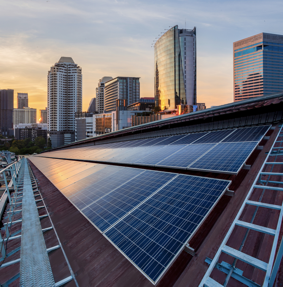 toit-terrasse-solaire-2 Découvrez comment un toit terrasse avec des panneaux solaires peut transformer votre maison en un véritable oasis d'énergie!