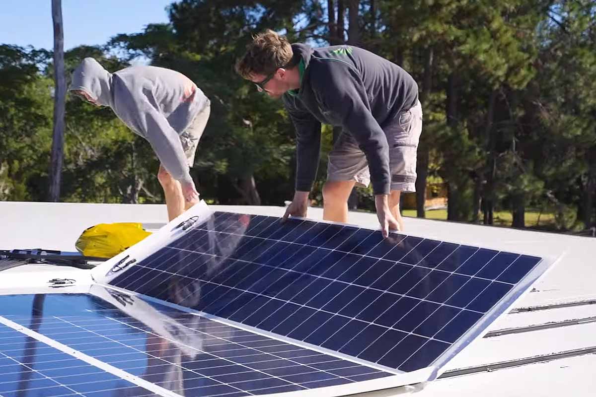 toit-terrasse-solaire-3 Découvrez comment un toit terrasse avec des panneaux solaires peut transformer votre maison en un véritable oasis d'énergie!