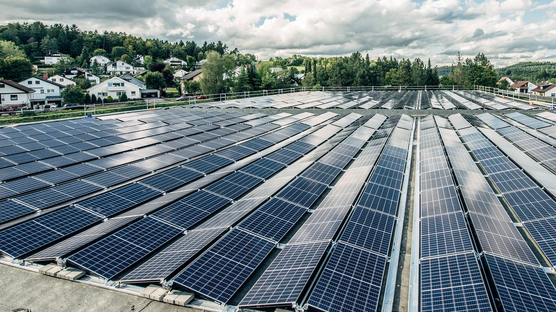 toiture-plate-photovoltaique-3 La planeité de la toiture : un atout pour l'installation photovoltaïque