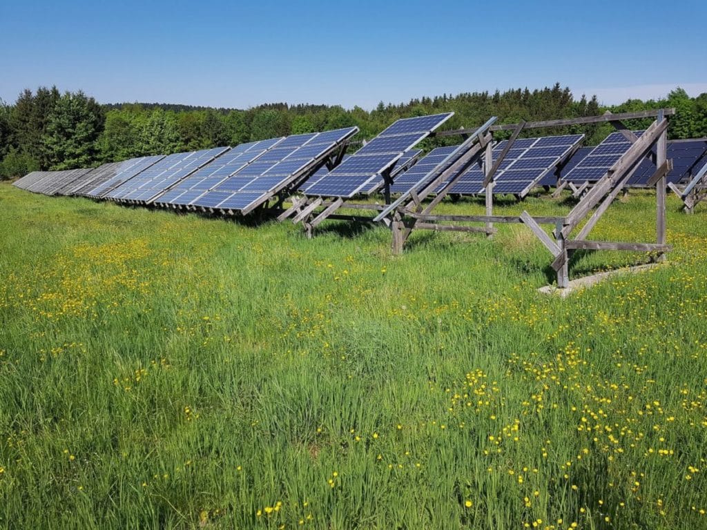 découvrez tout ce qu'il faut savoir sur la tva photovoltaïque : taux, exonérations et implications fiscales pour les installations solaires. optimisez vos investissements énergétiques grâce à notre guide complet.