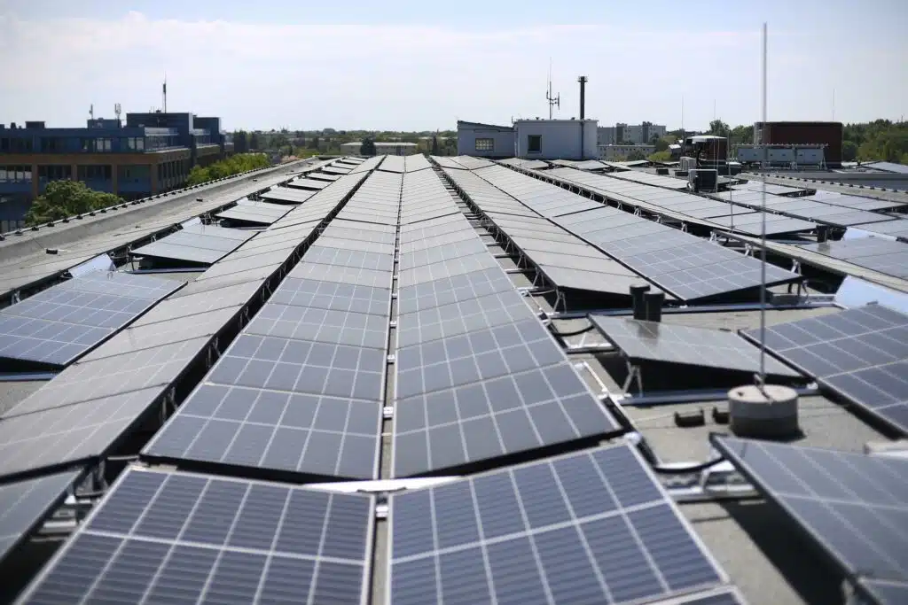 découvrez les coûts d'installation de panneaux solaires pour le secteur tertiaire. analysez les avantages économiques et environnementaux de cette solution énergétique moderne, tout en évaluant les subventions et aides disponibles pour rentabiliser votre investissement.