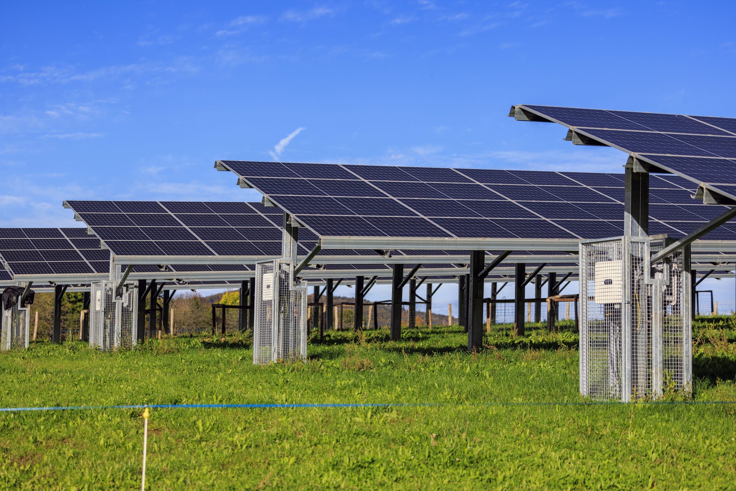 distance-entre-installations-photovoltaiques-1-scaled Quelle distance respecter entre deux installations photovoltaïques ?