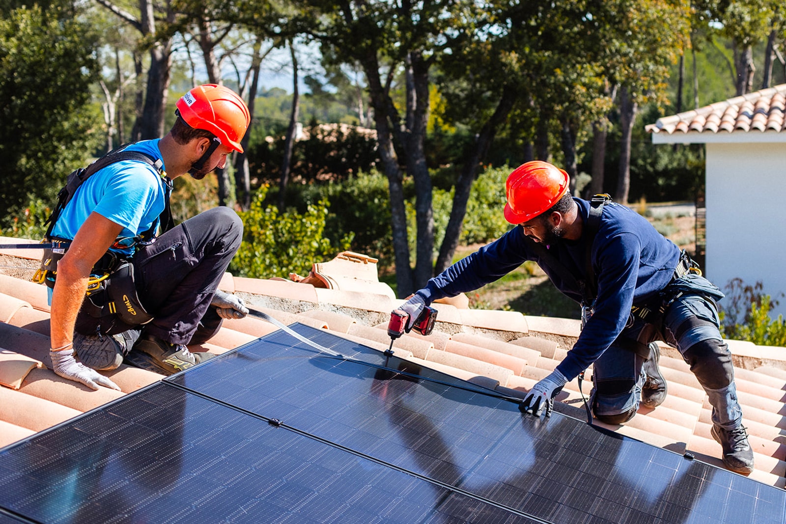 découvrez notre formation complète sur les panneaux solaires, dédiée aux professionnels et particuliers souhaitant maîtriser l'installation et l'entretien de systèmes photovoltaïques. apprenez les techniques essentielles, les normes en vigueur et les meilleures pratiques pour optimiser la production d'énergie renouvelable. rejoignez-nous et devenez un expert des énergies durables !