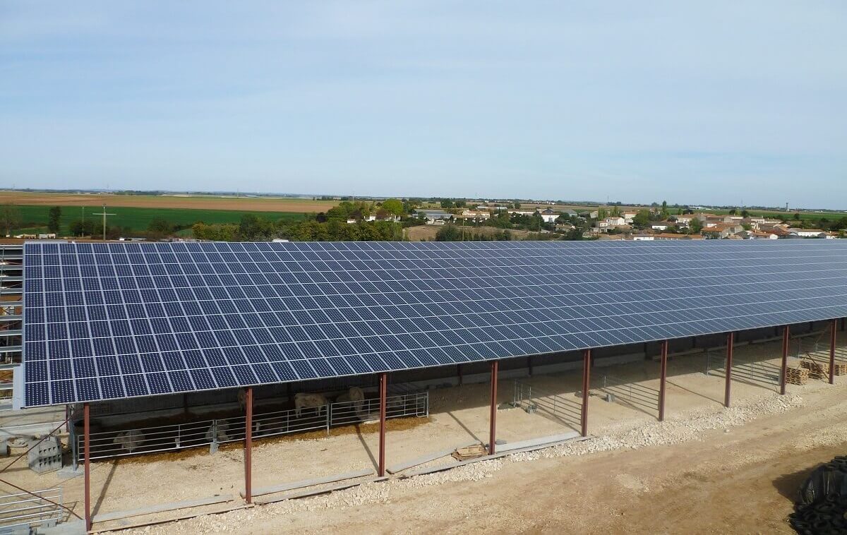 découvrez notre guide complet sur les panneaux photovoltaïques pour hangars. apprenez comment optimiser l'utilisation de votre espace, réduire vos factures d'énergie et bénéficier des aides financières disponibles. transformez votre hangar en une source d'énergie renouvelable efficace et durable.