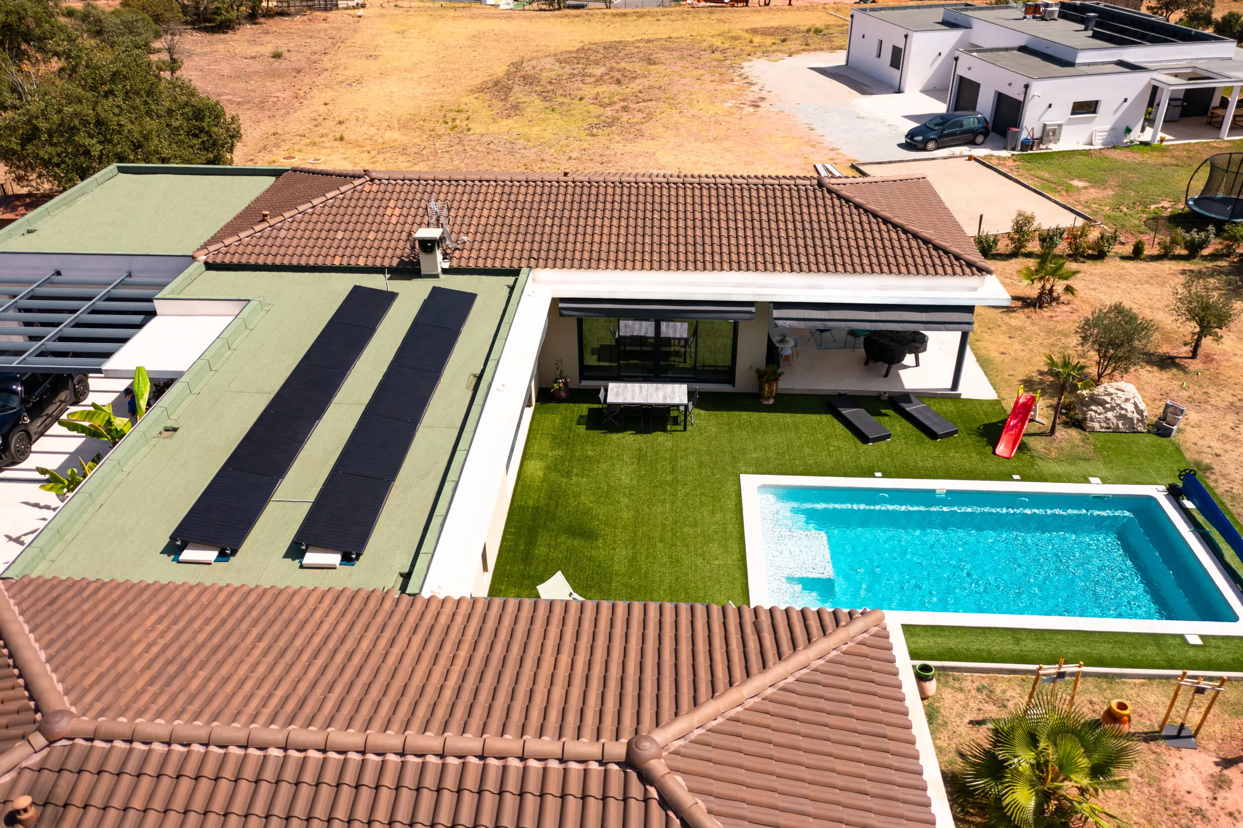 guide-panneaux-photovoltaiques-toit-plat Installation de panneaux photovoltaïques sur toit plat : guide pratique