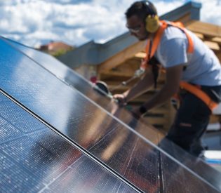 guide-panneaux-solaires-brest-1 Installation industrielle de panneaux solaires photovoltaïques à Brest : guide complet