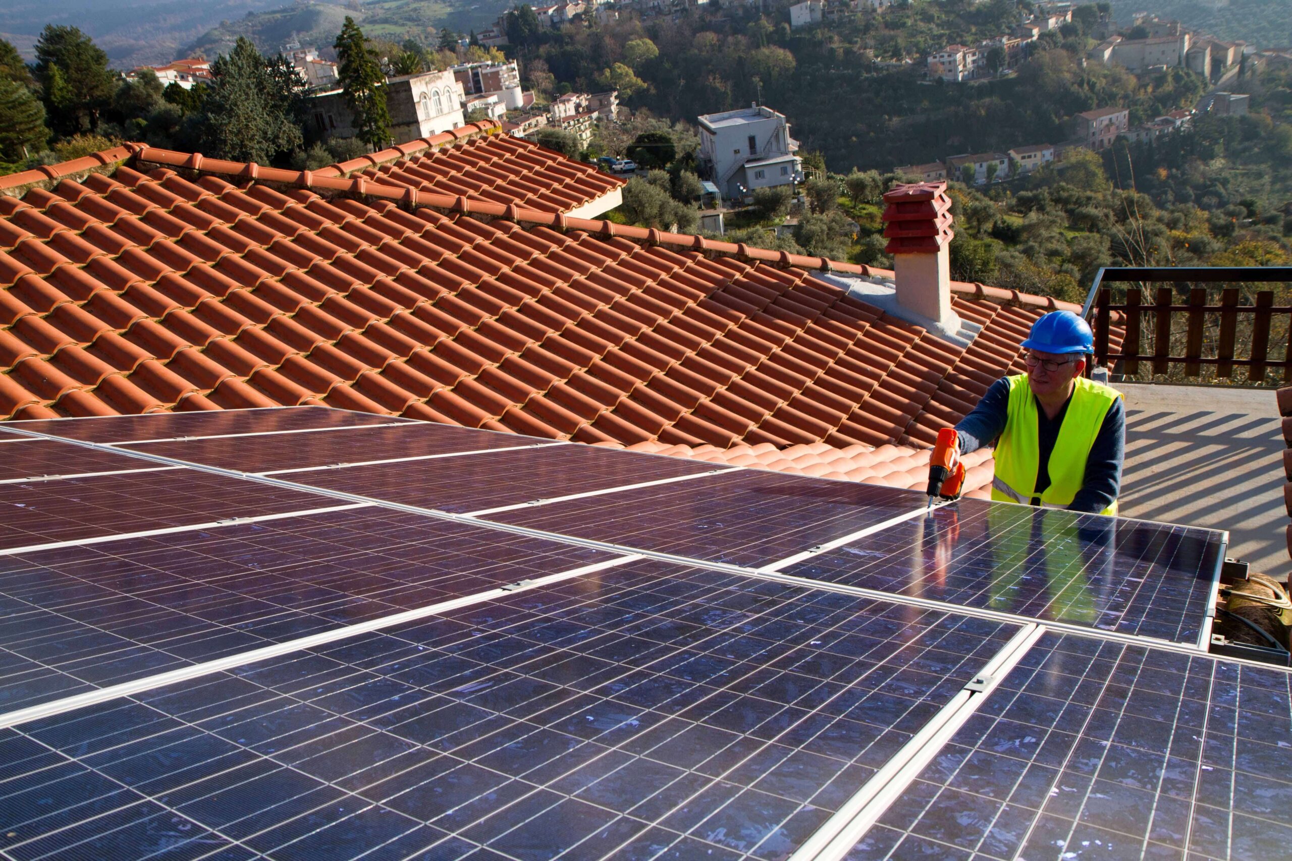 installateur-photovoltaique-var-2-scaled Pourquoi choisir un installateur photovoltaïque dans le Var ?