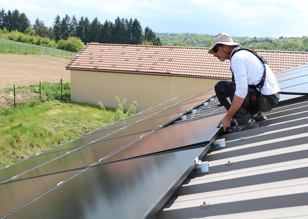 découvrez nos services d'installation de panneaux photovoltaïques en auvergne (63) pour une énergie renouvelable et économique. profitez d'une solution durable, adaptée à vos besoins, et réduisez vos factures d'électricité tout en préservant l'environnement.