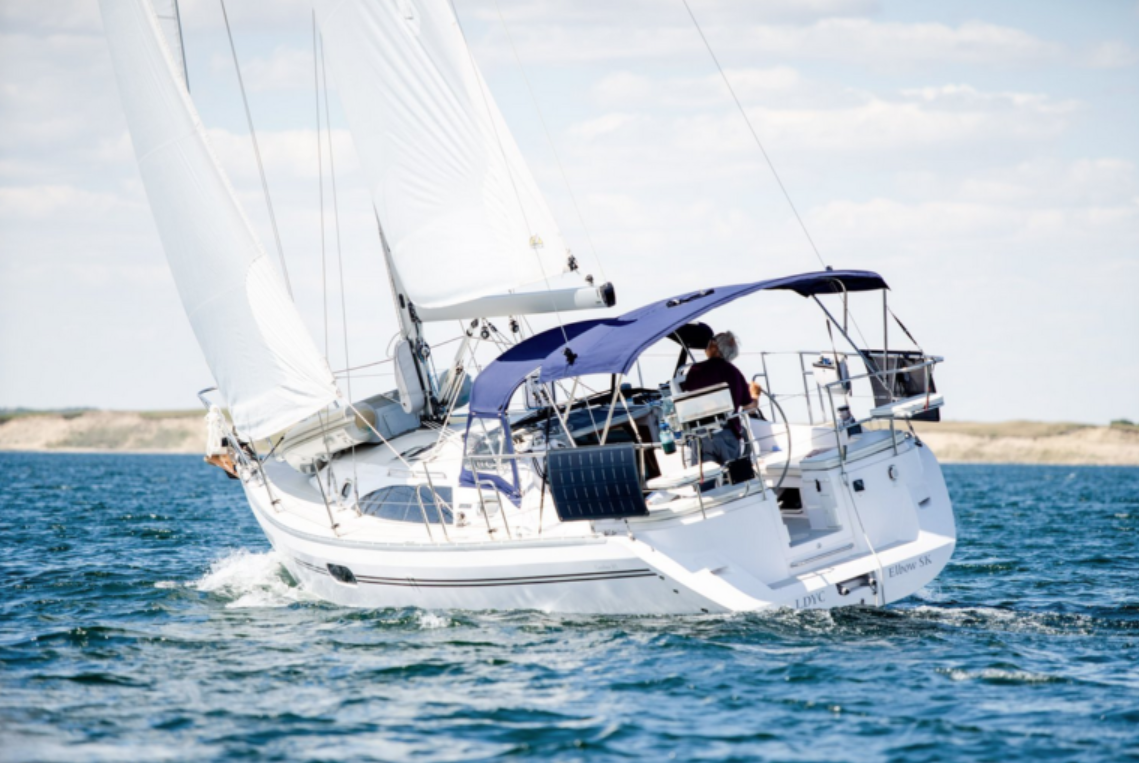 installation-photovoltaique-voilier Grosse installation photovoltaïque sur voilier : avantages et défis