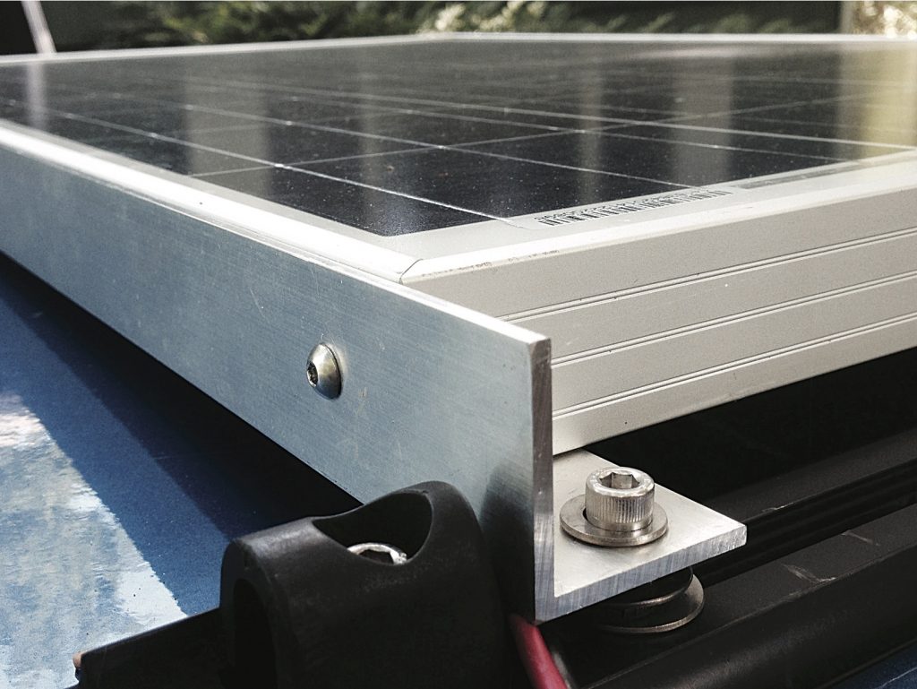 découvrez comment installer un panneau photovoltaïque sur votre fourgon pour maximiser votre autonomie énergétique lors de vos voyages. suivez nos conseils pratiques et astuces pour un montage réussi et profitez pleinement de l'énergie solaire.