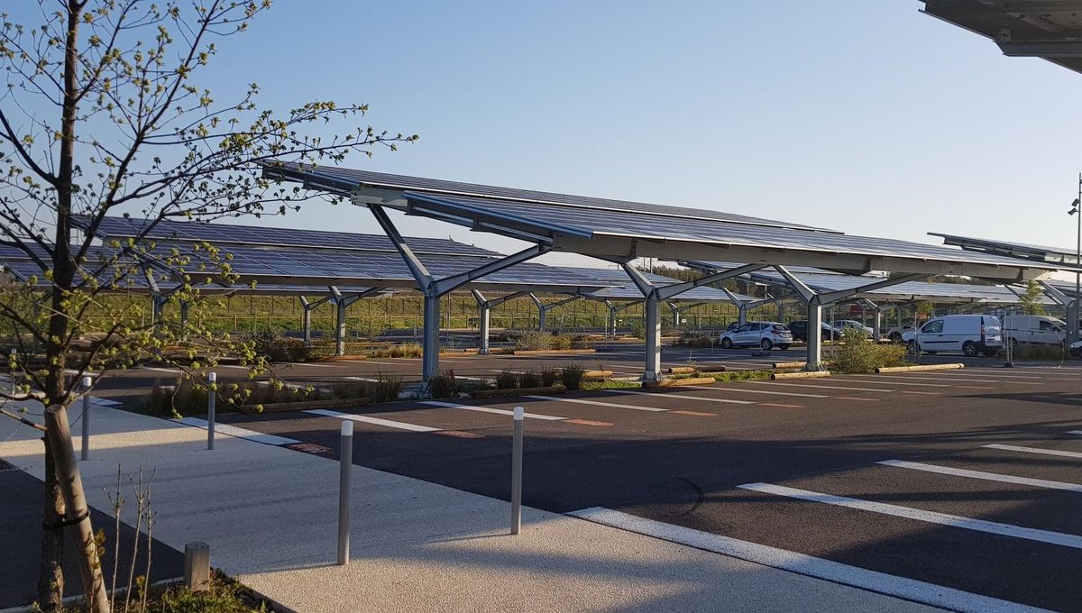 découvrez les ombrières photovoltaïques à nîmes, une solution innovante alliant protection solaire et production d'énergie renouvelable. optimisez vos espaces extérieurs tout en réduisant votre empreinte carbone.