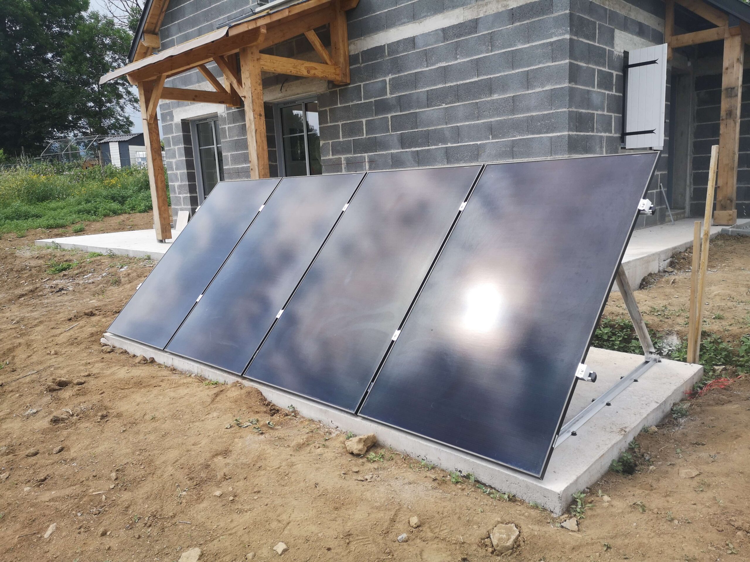 panneaux-photovoltaiques-au-sol-scaled Installation de grands panneaux photovoltaïques au sol : tout ce qu'il faut savoir