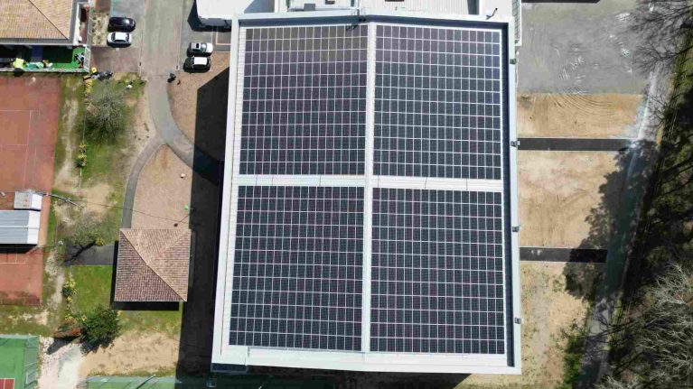 panneaux-photovoltaiques-gymnases-1 Installation de panneaux photovoltaïques dans les gymnases : enjeux et avantages