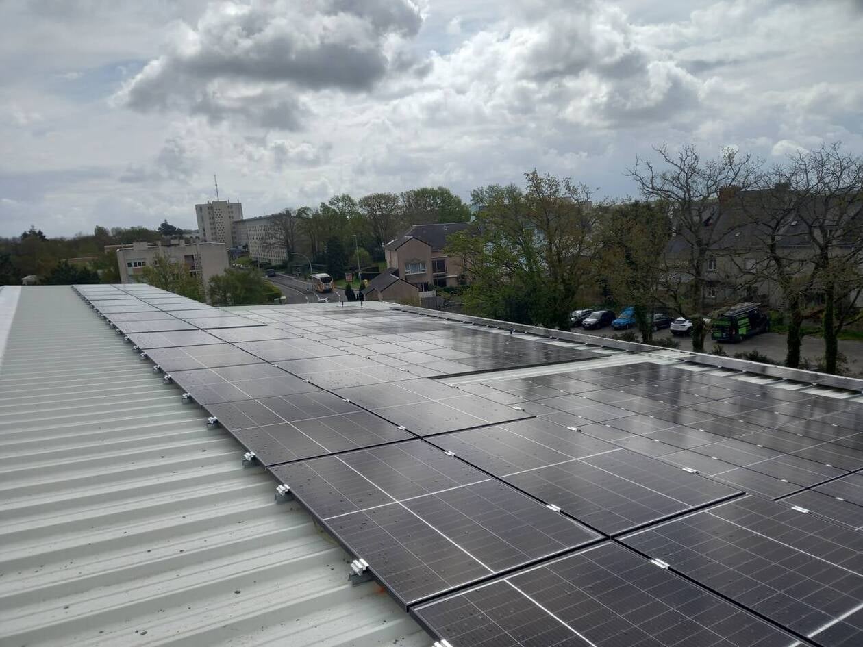 panneaux-photovoltaiques-gymnases Installation de panneaux photovoltaïques dans les gymnases : enjeux et avantages