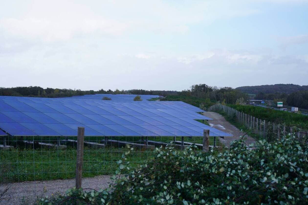 découvrez le parc photovoltaïque d'angers, un projet innovant qui valorise l'énergie solaire et contribue à la transition énergétique. profitez des avantages d'une production d'énergie durable tout en préservant l'environnement.
