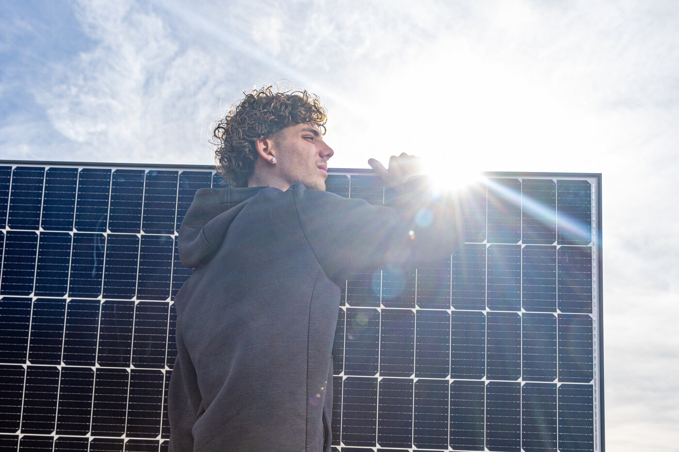 découvrez notre guide complet sur l'énergie photovoltaïque à genève. apprenez tout sur les avantages, les installations, les aides financières et les conseils d'experts pour maximiser l'efficacité de vos panneaux solaires dans cette belle région.