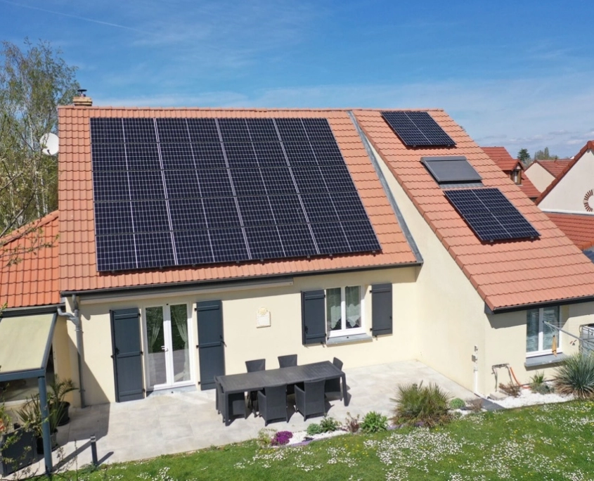 découvrez comment une installation photovoltaïque peut transformer votre maison en source d'énergie renouvelable, réduire vos factures d'électricité et contribuer à la protection de l'environnement.