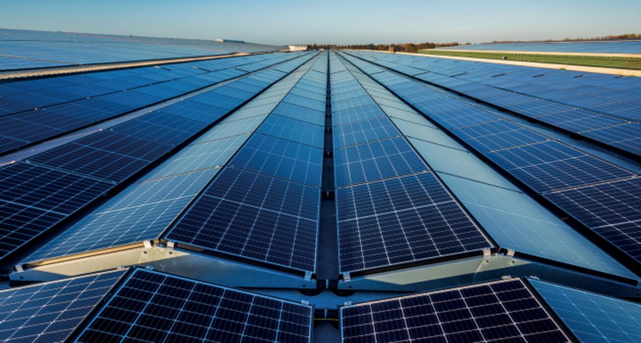 panneaux-solaires-toit-plat-2 Installer des panneaux solaires sur un toit plat