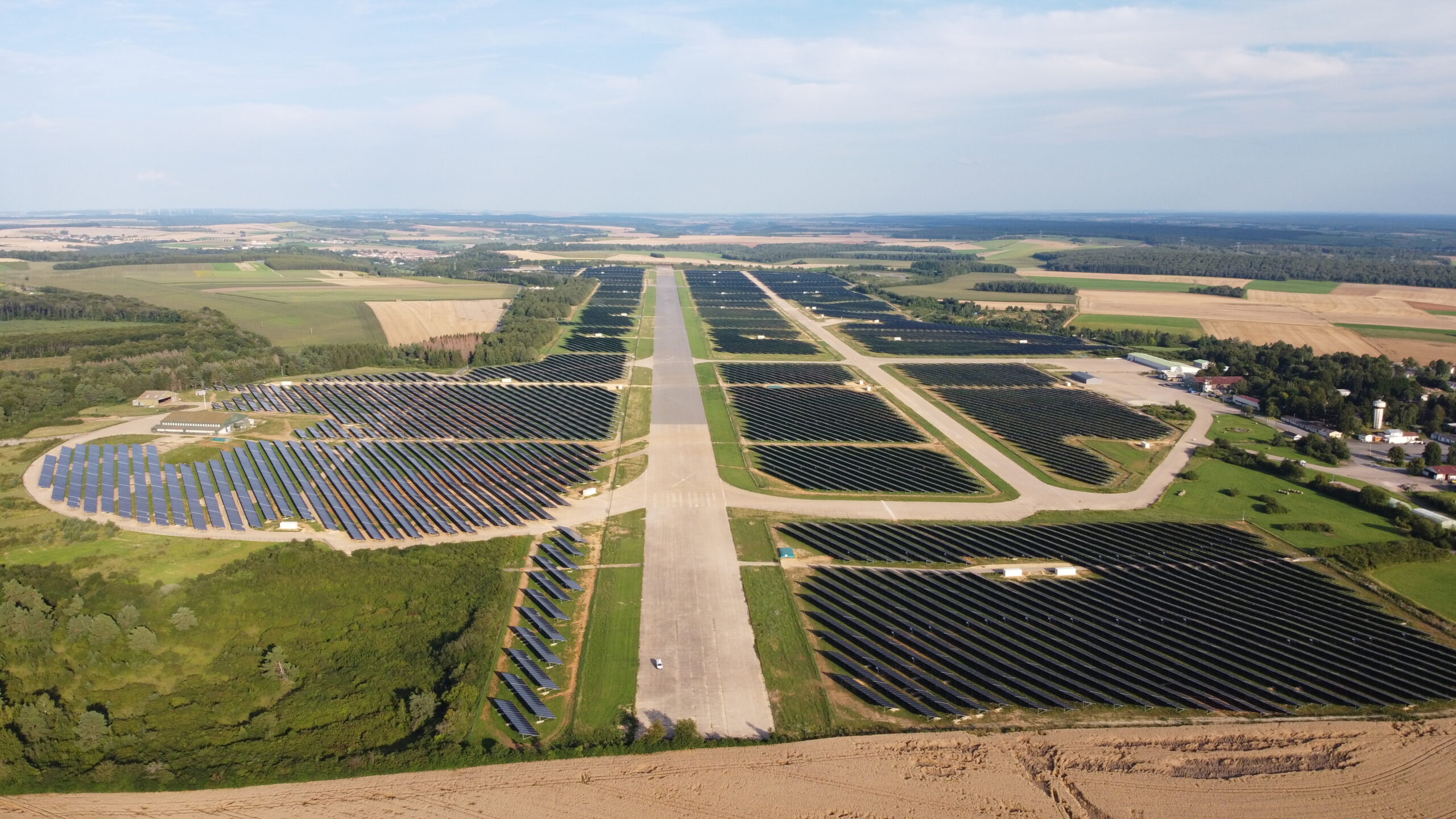 découvrez le parc photovoltaïque camave, une initiative innovante dédiée à la production d'énergie renouvelable. situé au cœur de la nature, ce parc utilise des technologies de pointe pour optimiser la conversion de l'énergie solaire en électricité, contribuant ainsi à un avenir durable et respectueux de l'environnement.