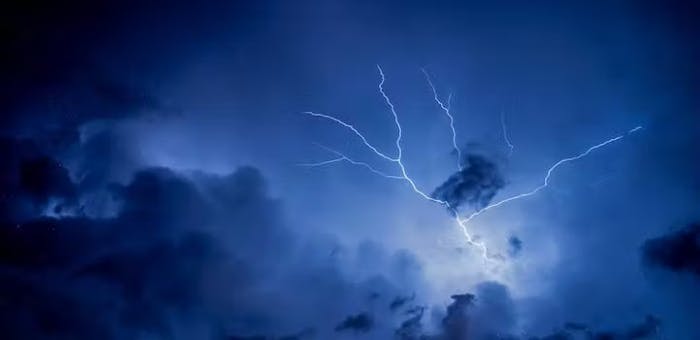 découvrez comment l'impact de la foudre sur les systèmes photovoltaïques peut affecter leur performance et leur durabilité. apprenez les meilleures pratiques pour protéger vos installations solaires des décharges électriques et optimiser votre production d'énergie.