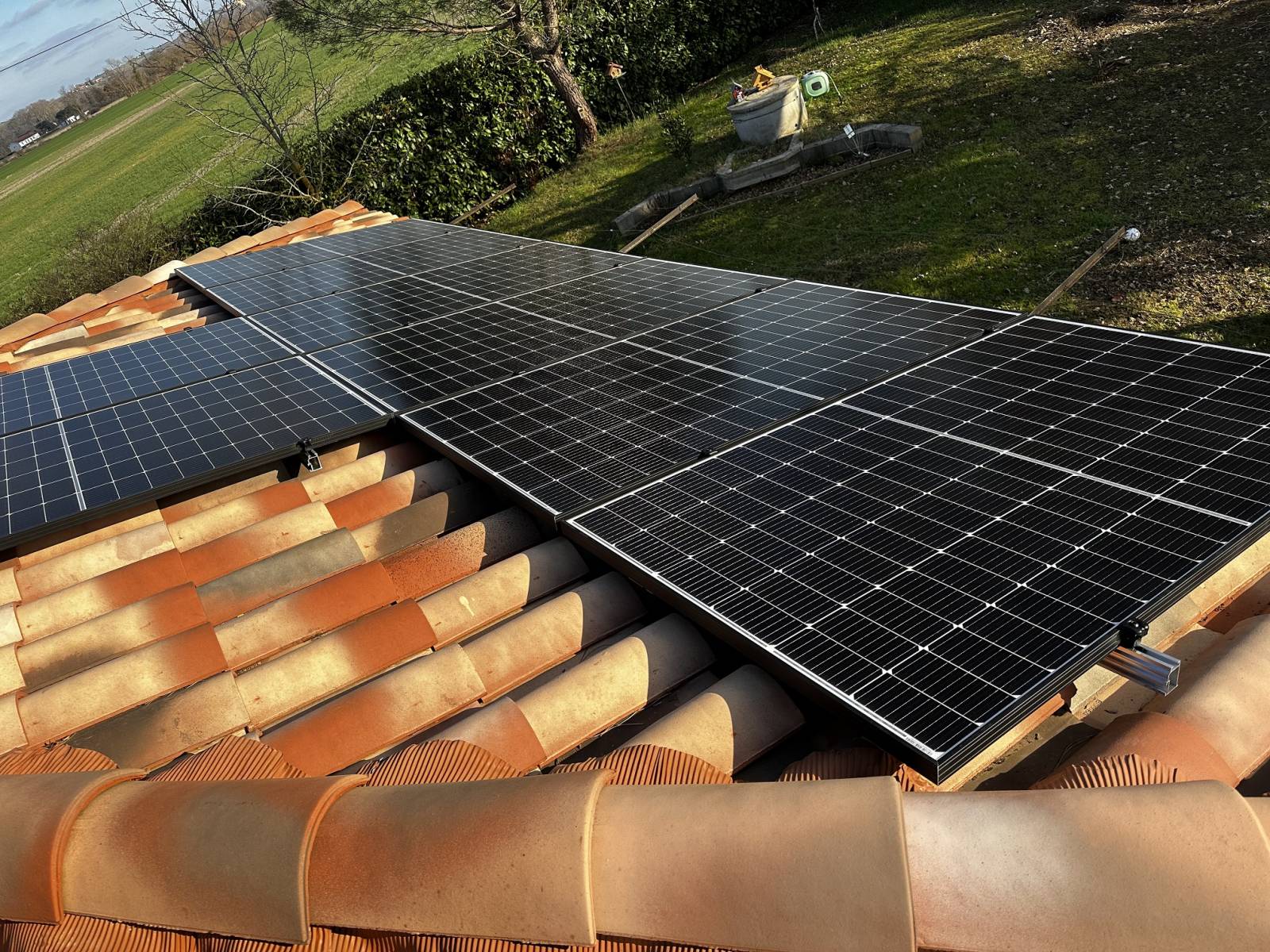 installation-panneaux-photovoltaiques-6-kw-1 Schéma d'installation de panneaux photovoltaïques avec batterie 6 kW : guide complet