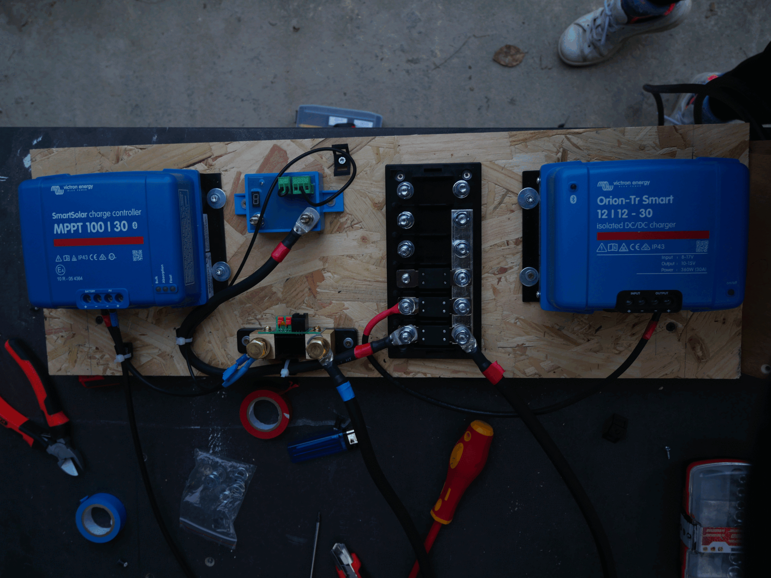 installation-photovoltaique-camion-scaled Tuto pour installer un système photovoltaïque dans un camion