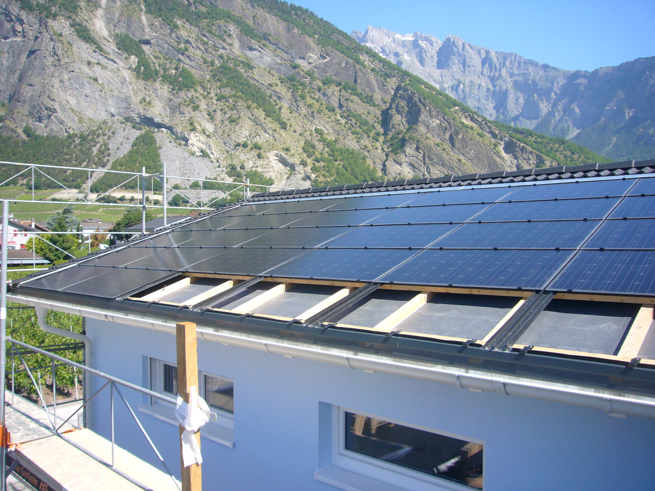 installation-photovoltaique-isolee-2-scaled Comment réaliser une installation photovoltaïque isolée efficacement