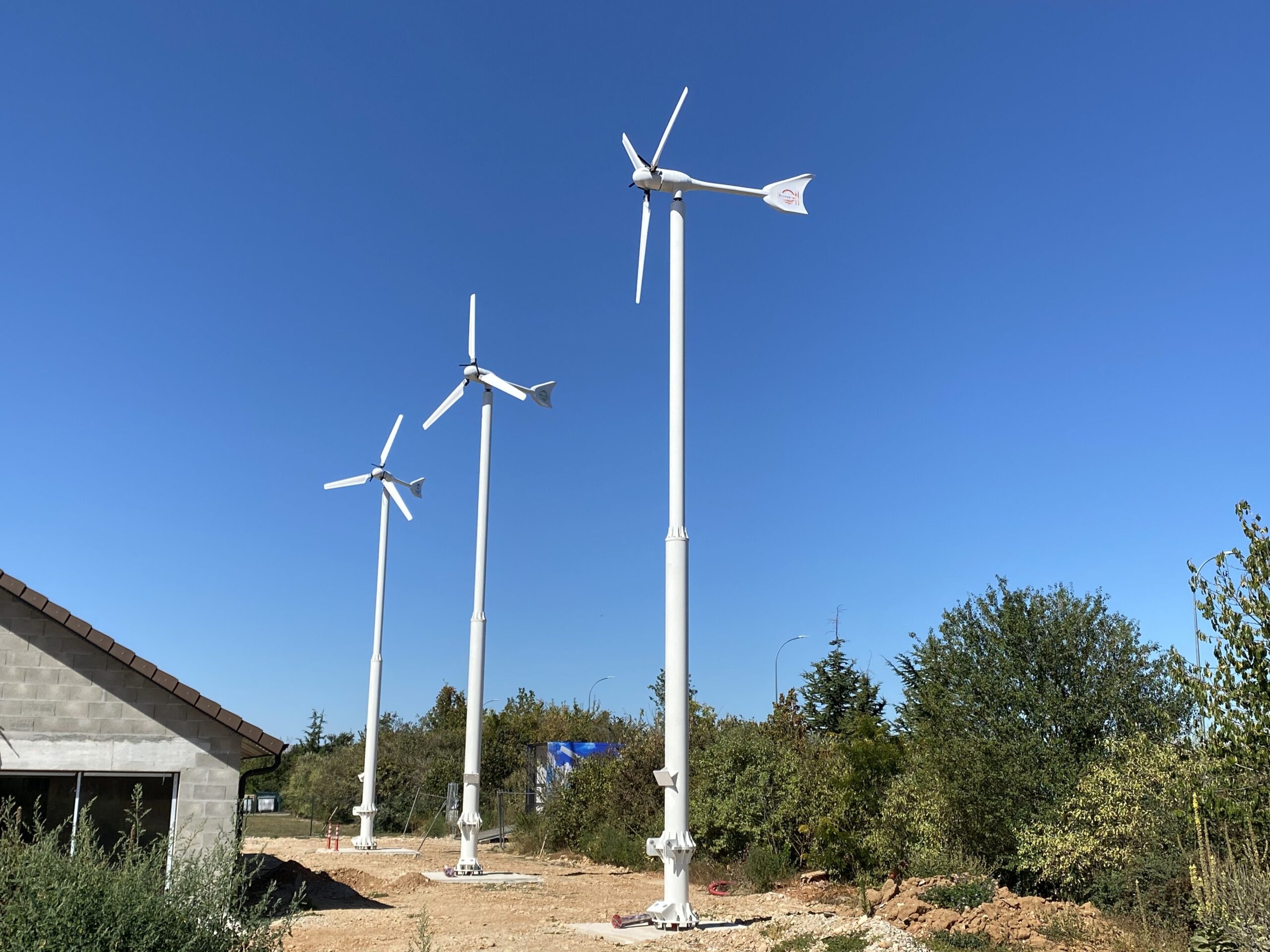 installation-photovoltaiques-et-eoliens-2-scaled Schéma d'installation de systèmes photovoltaïques et éoliens