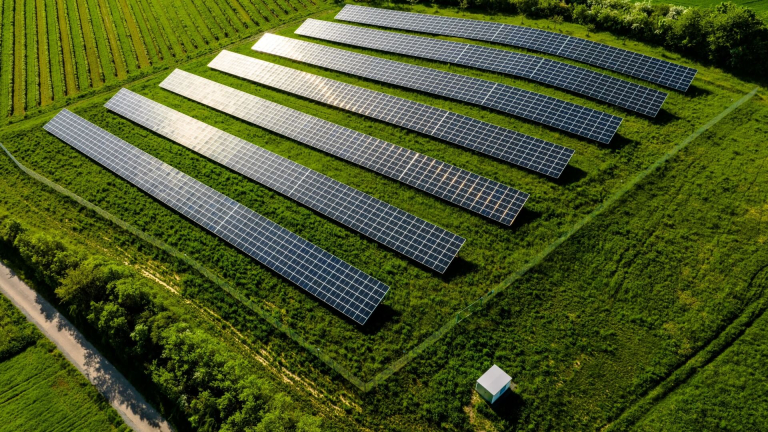 découvrez comment installer une ferme photovoltaïque pour produire une énergie renouvelable et durable. suivez nos conseils pratiques, techniques et réglementaires pour optimiser votre projet d'énergie solaire.