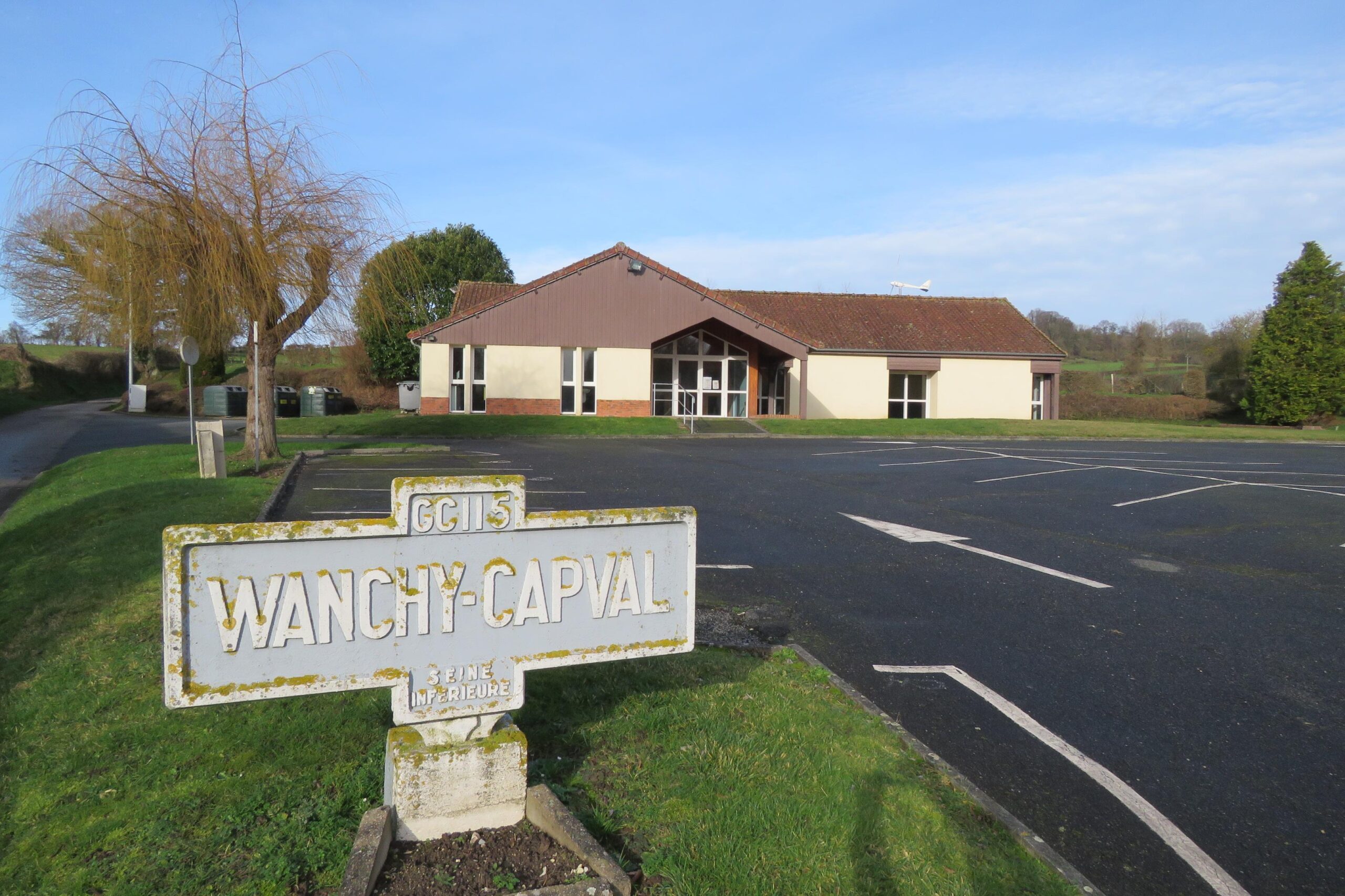 panneaux-photovoltaiques-salle-des-fetes-1-scaled Installer des panneaux photovoltaïques dans une salle des fêtes : guide pratique