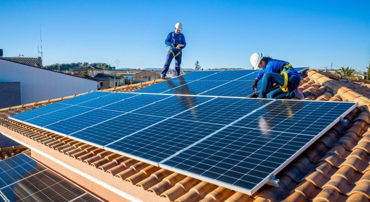 panneaux-photovoltaiques-salle-des-fetes-2 Installer des panneaux photovoltaïques dans une salle des fêtes : guide pratique