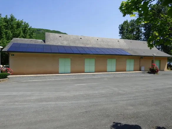 panneaux-photovoltaiques-salle-des-fetes Installer des panneaux photovoltaïques dans une salle des fêtes : guide pratique