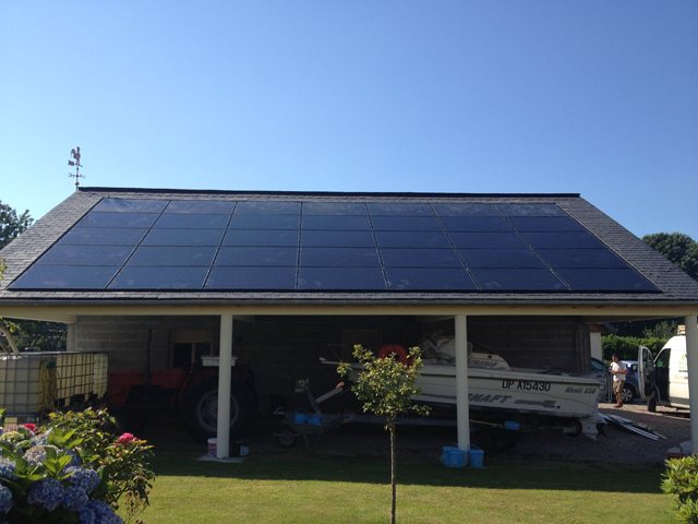 panneaux-photovoltaiques-toiture Installation de panneaux photovoltaïques en toiture : tout ce qu'il faut savoir pour les professionnels