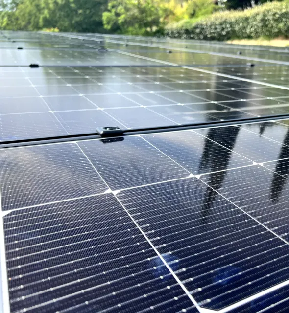 découvrez les différents risques liés à l'installation et à l'exploitation des systèmes photovoltaïques. informez-vous sur les enjeux environnementaux, la sécurité des équipements et les problématiques techniques pour une énergie solaire plus fiable et durable.